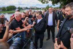 tEVWkxhw.jpeg-Bryan Adams odsłonił własną gwiazdę w Alei Gwiazd RMF FM i Miasta Krakowa