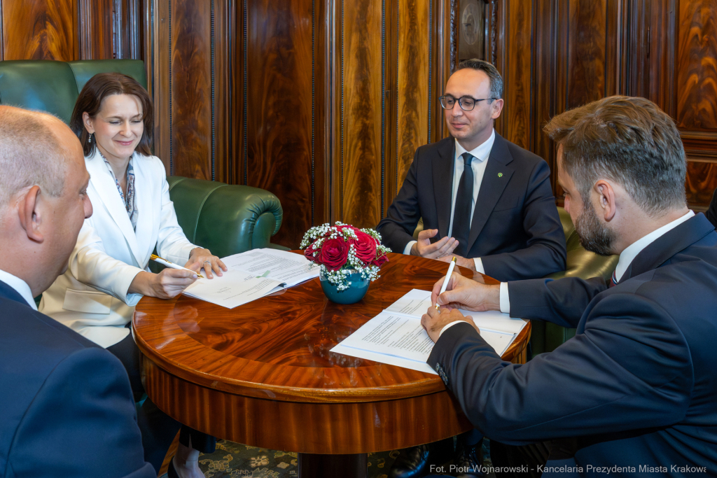 umowa, podpisanie, ITS, Miszalski, Klimaczak, Klęczar, Lech, transport, inteligentne systemy, Kraków  Autor: P. Wojnarowski