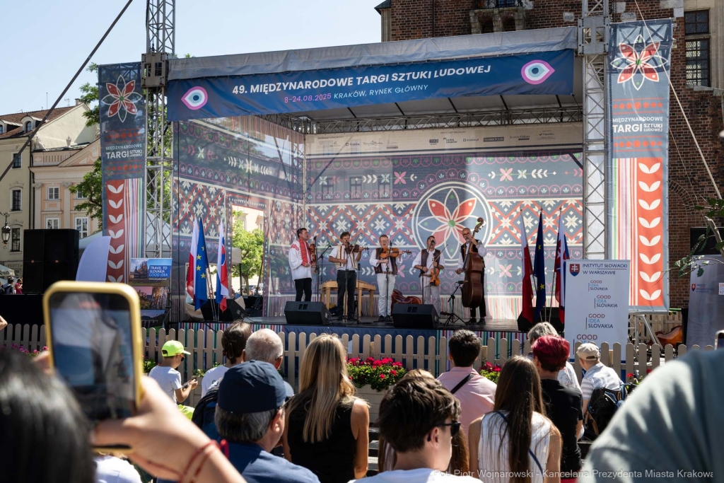 PW_550_004_fot. Piotr Wojnarowski.jpg-targi, sztuka, Kracik, Chamielec, folk, rynek  Autor: P. Wojnarowski