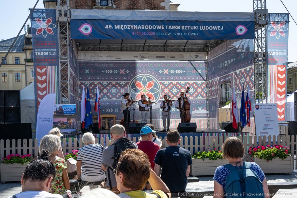 PW_550_006_fot. Piotr Wojnarowski.jpg-targi, sztuka, Kracik, Chamielec, folk, rynek  Autor: P. Wojnarowski