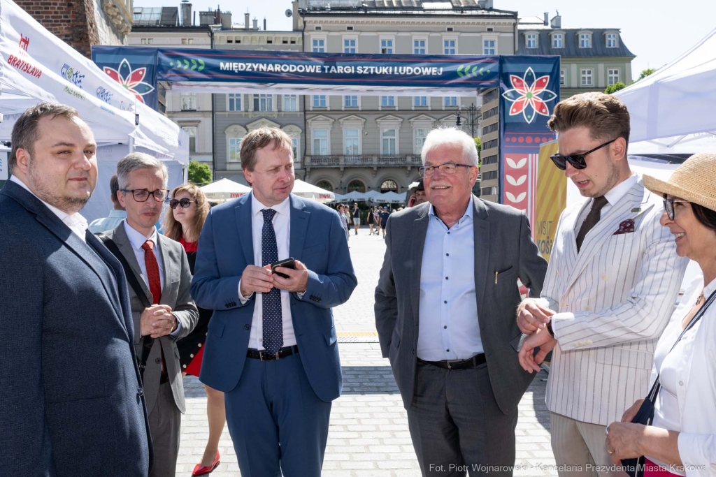 PW_550_009_fot. Piotr Wojnarowski.jpg-targi, sztuka, Kracik, Chamielec, folk, rynek  Autor: P. Wojnarowski