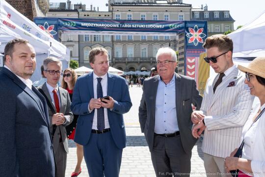 PW_550_009_fot. Piotr Wojnarowski.jpg-targi, sztuka, Kracik, Chamielec, folk, rynek