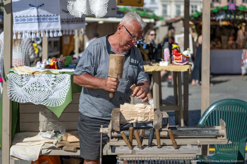 PW_550_043_fot. Piotr Wojnarowski.jpg-targi, sztuka, Kracik, Chamielec, folk, rynek  Autor: P. Wojnarowski