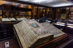 JG_250814_KRK_7774.jpg-Noc Cracovia Sacra 2025: Korony, infuły i królewskie artefakty