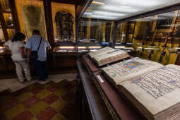 JG_250814_KRK_7789.jpg-Noc Cracovia Sacra 2025: Korony, infuły i królewskie artefakty