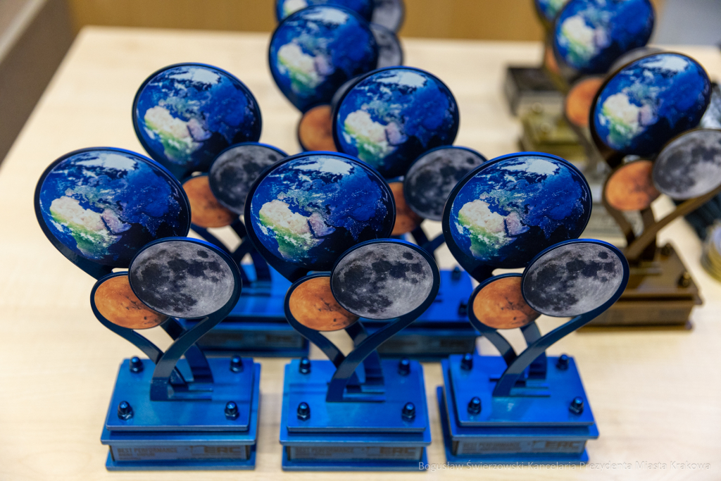 BS-250831-BSK_7079.jpg-ERC, Miszalski, Dekoracja  Autor: B. Świerzowski