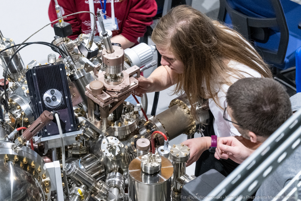 PW_564_005_fot. Piotr Wojnarowski.jpg-Miszalski, Solaris, wizyta, synchrotron, badania, technologia  Autor: P. Wojnarowski