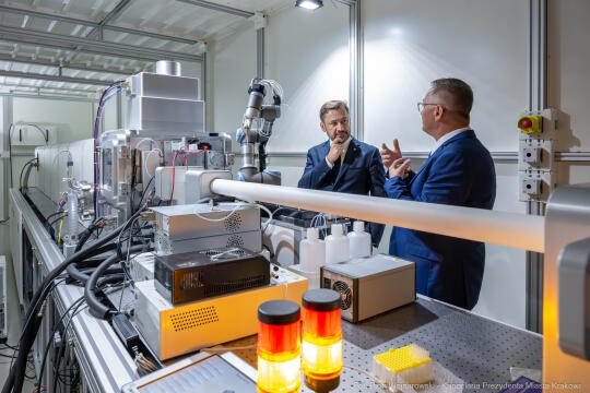 PW_564_007_fot. Piotr Wojnarowski.jpg-Miszalski, Solaris, wizyta, synchrotron, badania, technologia