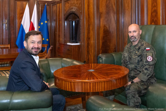 PW_573_004_fot. Piotr Wojnarowski.jpg-Miszalski, Bieniek, 6 BPD, spotkanie, zdjęcia