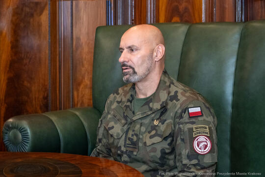 PW_573_005_fot. Piotr Wojnarowski.jpg-Miszalski, Bieniek, 6 BPD, spotkanie, zdjęcia