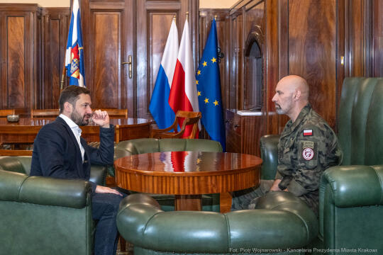 PW_573_006_fot. Piotr Wojnarowski.jpg-Miszalski, Bieniek, 6 BPD, spotkanie, zdjęcia