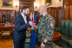 PW_573_003_fot. Piotr Wojnarowski.jpg-Miszalski, Bieniek, 6 BPD, spotkanie, zdjęcia