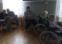 PqqOXnN_.jpg-Nasi Seniorzy uczą się bezpiecznego internetu.