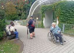 Ehx4jaqO.jpg-Seniorzy z Domu Helclów w krakowskim ZOO.