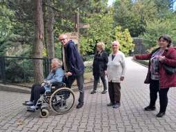 IP2smq5h.jpg-Seniorzy z Domu Helclów w krakowskim ZOO.