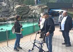 K61c-pAF.jpg-Seniorzy z Domu Helclów w krakowskim ZOO.