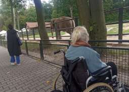 KysDdX6S.jpg-Seniorzy z Domu Helclów w krakowskim ZOO.