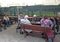 T9q8fWjT.jpg-Seniorzy z Domu Helclów w krakowskim ZOO.