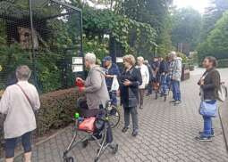 lh8nEOEk.jpg-Seniorzy z Domu Helclów w krakowskim ZOO.