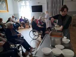 20251015_105946.jpg-Marchewkowe Spotkanie w DPS Helclów.