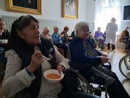 20251015_110041.jpg-Marchewkowe Spotkanie w DPS Helclów.