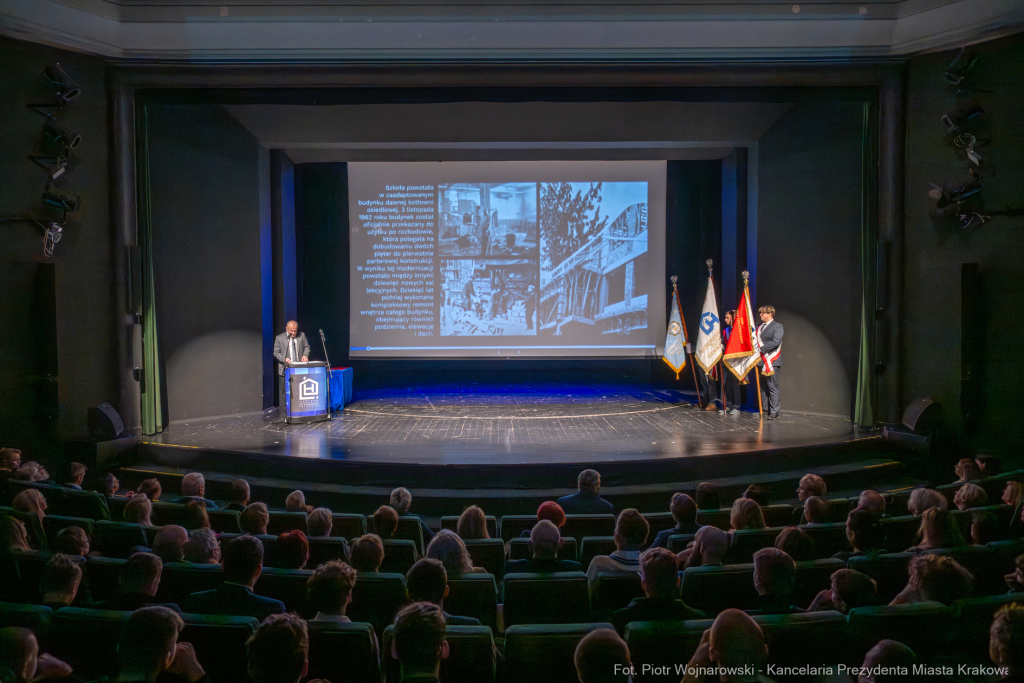 Zespół Szkół Technicznych PBP Chemobudowa , jublileusz, 65 lat, Klaman, Teatr Ludowy, zdjęcia  Autor: P. Wojnarowski