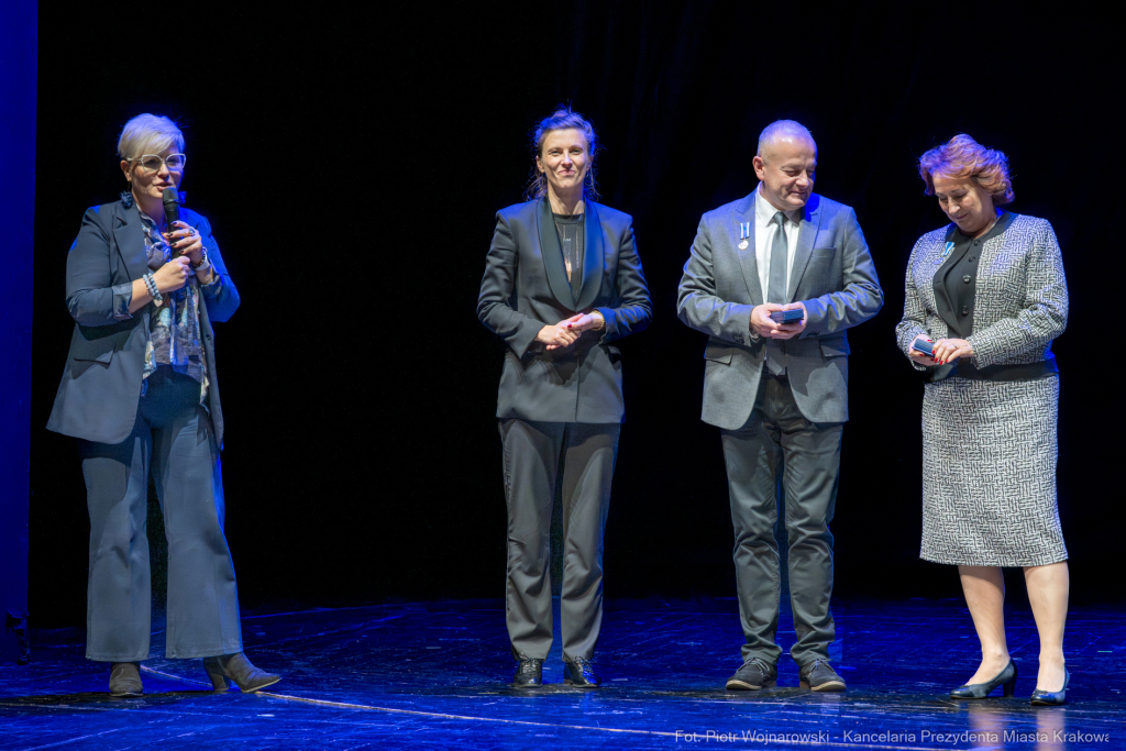 Zespół Szkół Technicznych PBP Chemobudowa , jublileusz, 65 lat, Klaman, Teatr Ludowy, zdjęcia  Autor: P. Wojnarowski