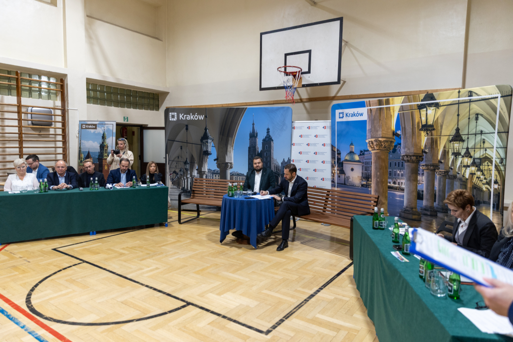 BSK_1907.jpg-Ławka Dialogu, Miszalski, Sęk, Mazur  Autor: B. Świerzowski