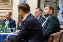 BSK_2033.jpg-Ławka Dialogu, Miszalski, Sęk, Mazur