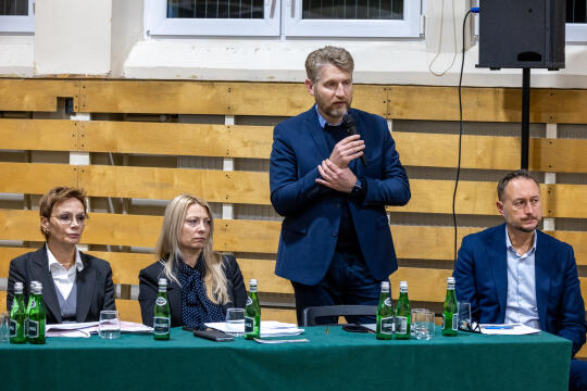 BSK_2098.jpg-Ławka Dialogu, Miszalski, Sęk, Mazur