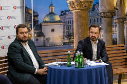 BSK_2148.jpg-Ławka Dialogu, Miszalski, Sęk, Mazur