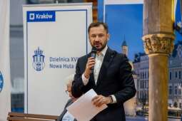 Ep8j8tDw.jpeg-„Ławka dialogu” w Nowej Hucie