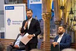 ZovU8F-w.jpeg-„Ławka dialogu” w Nowej Hucie