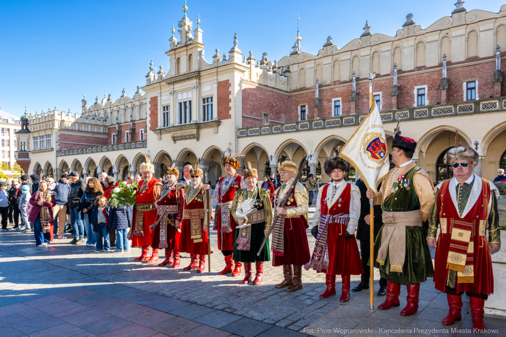 rocznica wyzwolenia, władza zaborcza, 107 lat, Kracik, Kosek, wieża ratuszowa, kwiaty, posłowie,   Autor: P. Wojnarowski