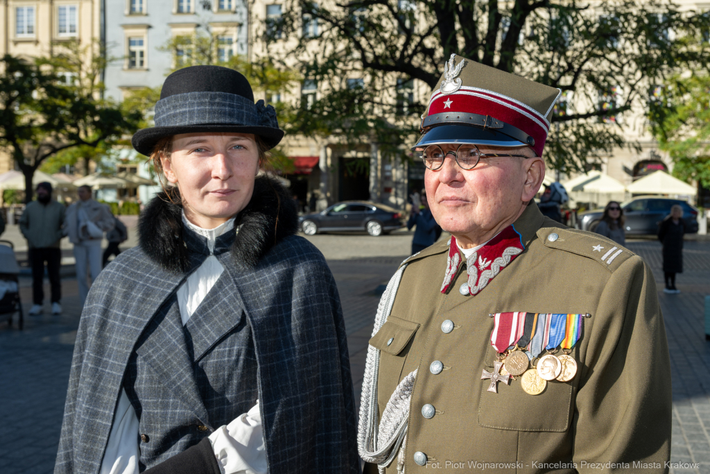 rocznica wyzwolenia, władza zaborcza, 107 lat, Kracik, Kosek, wieża ratuszowa, kwiaty, posłowie,   Autor: P. Wojnarowski