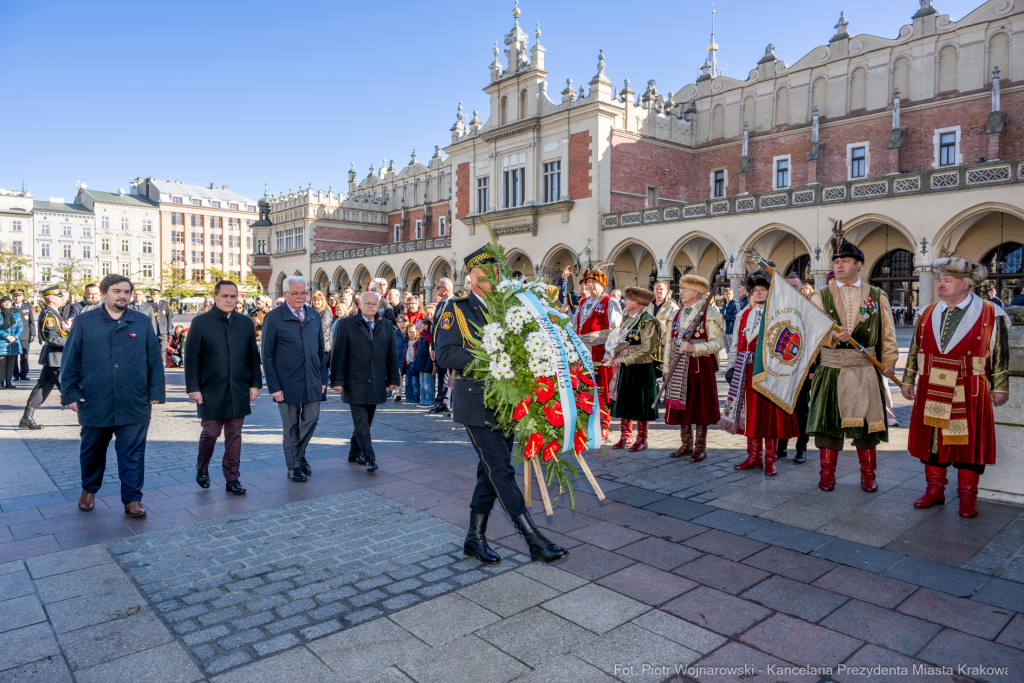 rocznica wyzwolenia, władza zaborcza, 107 lat, Kracik, Kosek, wieża ratuszowa, kwiaty, posłowie,   Autor: P. Wojnarowski