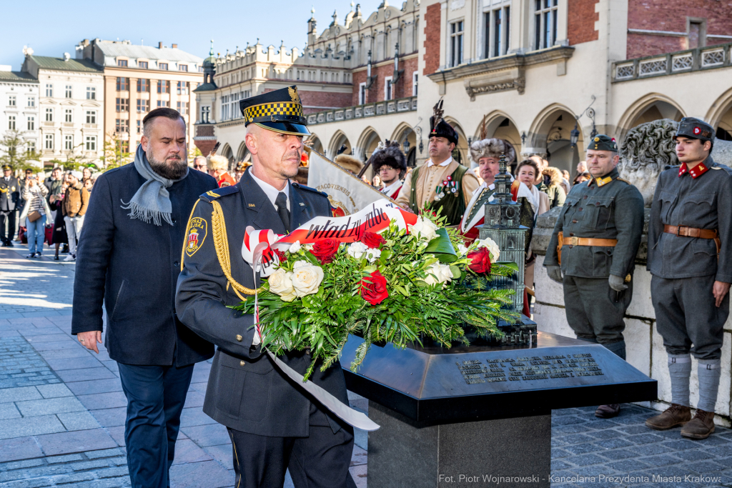 rocznica wyzwolenia, władza zaborcza, 107 lat, Kracik, Kosek, wieża ratuszowa, kwiaty, posłowie,   Autor: P. Wojnarowski