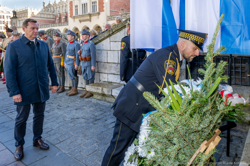 rocznica wyzwolenia, władza zaborcza, 107 lat, Kracik, Kosek, wieża ratuszowa, kwiaty, posłowie,   Autor: P. Wojnarowski