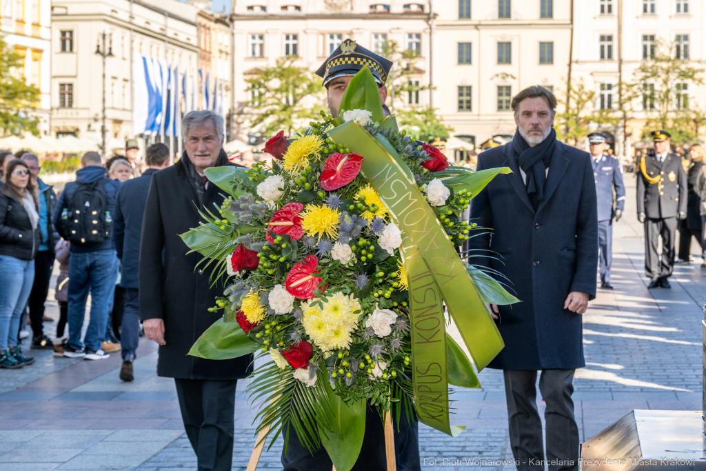 rocznica wyzwolenia, władza zaborcza, 107 lat, Kracik, Kosek, wieża ratuszowa, kwiaty, posłowie,   Autor: P. Wojnarowski