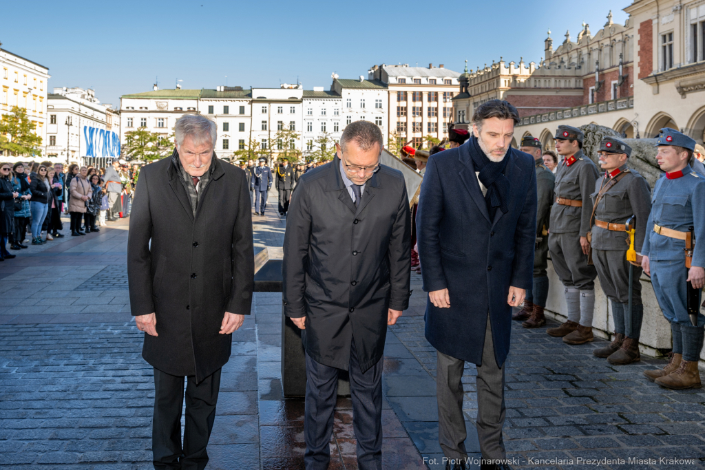 rocznica wyzwolenia, władza zaborcza, 107 lat, Kracik, Kosek, wieża ratuszowa, kwiaty, posłowie,   Autor: P. Wojnarowski