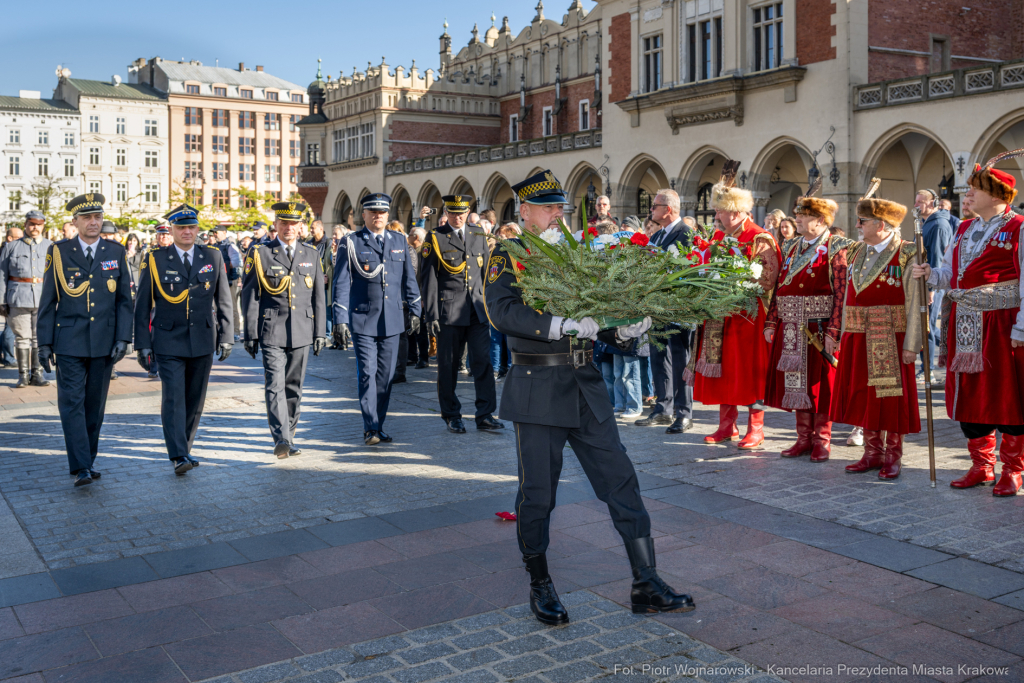 rocznica wyzwolenia, władza zaborcza, 107 lat, Kracik, Kosek, wieża ratuszowa, kwiaty, posłowie,   Autor: P. Wojnarowski