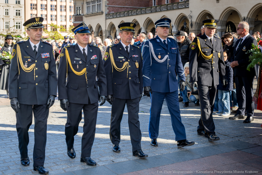 rocznica wyzwolenia, władza zaborcza, 107 lat, Kracik, Kosek, wieża ratuszowa, kwiaty, posłowie,   Autor: P. Wojnarowski