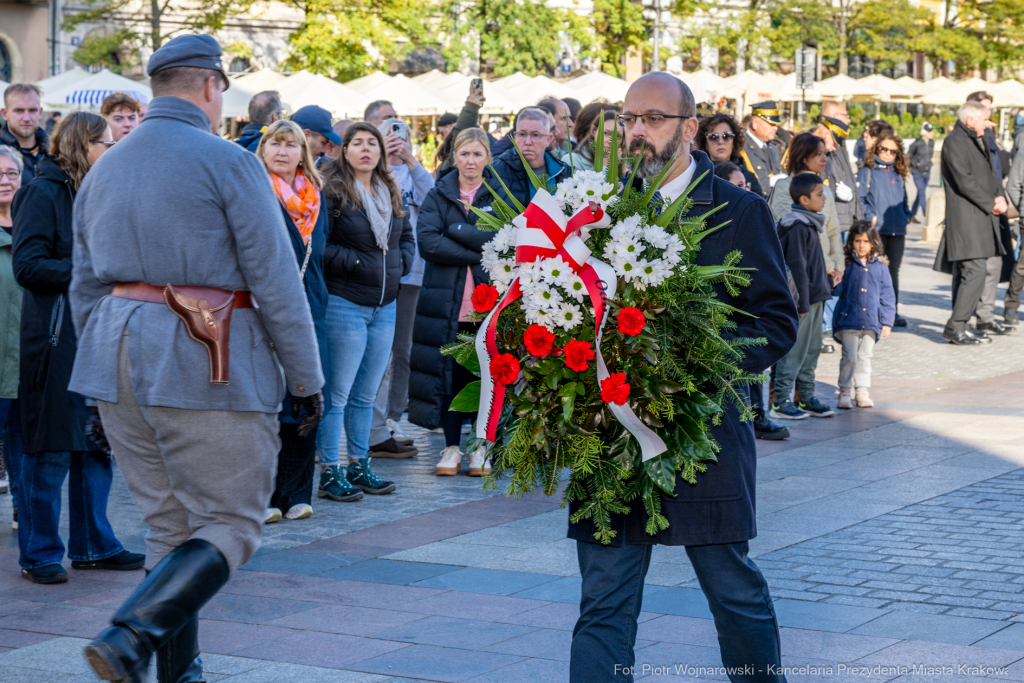 rocznica wyzwolenia, władza zaborcza, 107 lat, Kracik, Kosek, wieża ratuszowa, kwiaty, posłowie,   Autor: P. Wojnarowski