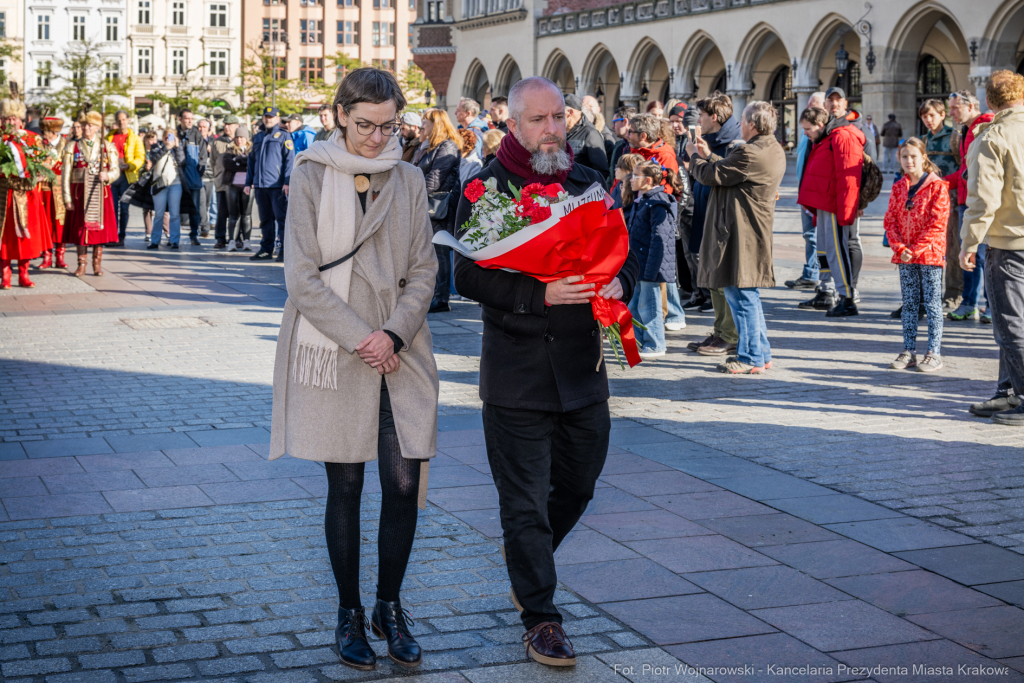 rocznica wyzwolenia, władza zaborcza, 107 lat, Kracik, Kosek, wieża ratuszowa, kwiaty, posłowie,   Autor: P. Wojnarowski