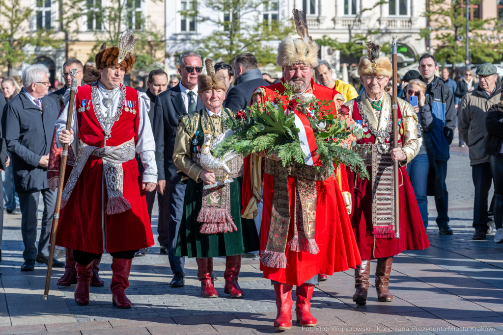 rocznica wyzwolenia, władza zaborcza, 107 lat, Kracik, Kosek, wieża ratuszowa, kwiaty, posłowie,   Autor: P. Wojnarowski