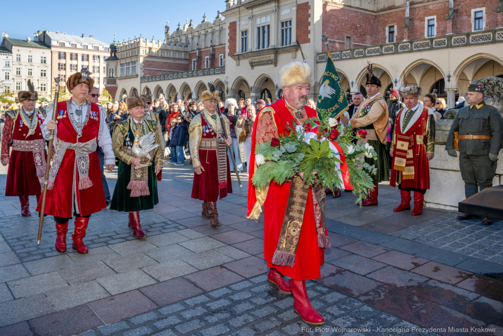 rocznica wyzwolenia, władza zaborcza, 107 lat, Kracik, Kosek, wieża ratuszowa, kwiaty, posłowie,   Autor: P. Wojnarowski