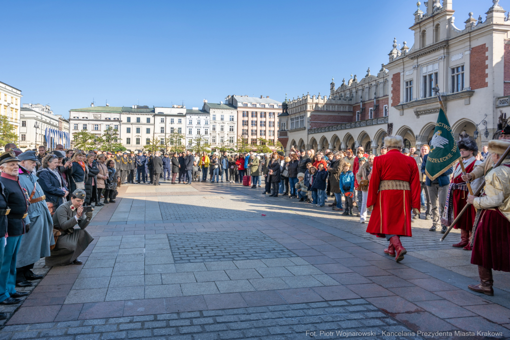 rocznica wyzwolenia, władza zaborcza, 107 lat, Kracik, Kosek, wieża ratuszowa, kwiaty, posłowie,   Autor: P. Wojnarowski