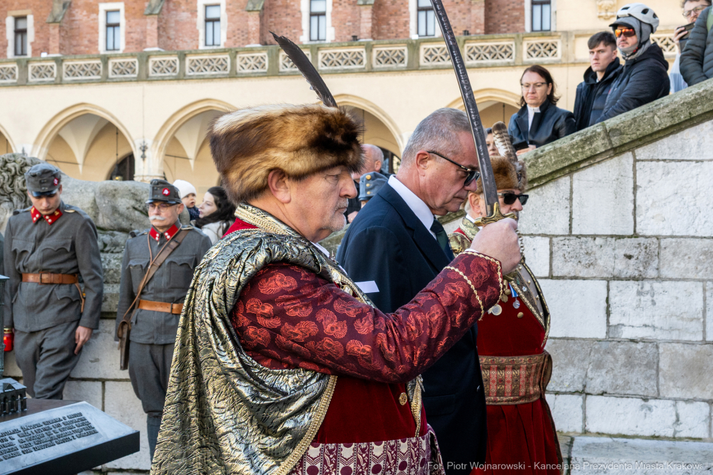 rocznica wyzwolenia, władza zaborcza, 107 lat, Kracik, Kosek, wieża ratuszowa, kwiaty, posłowie,   Autor: P. Wojnarowski