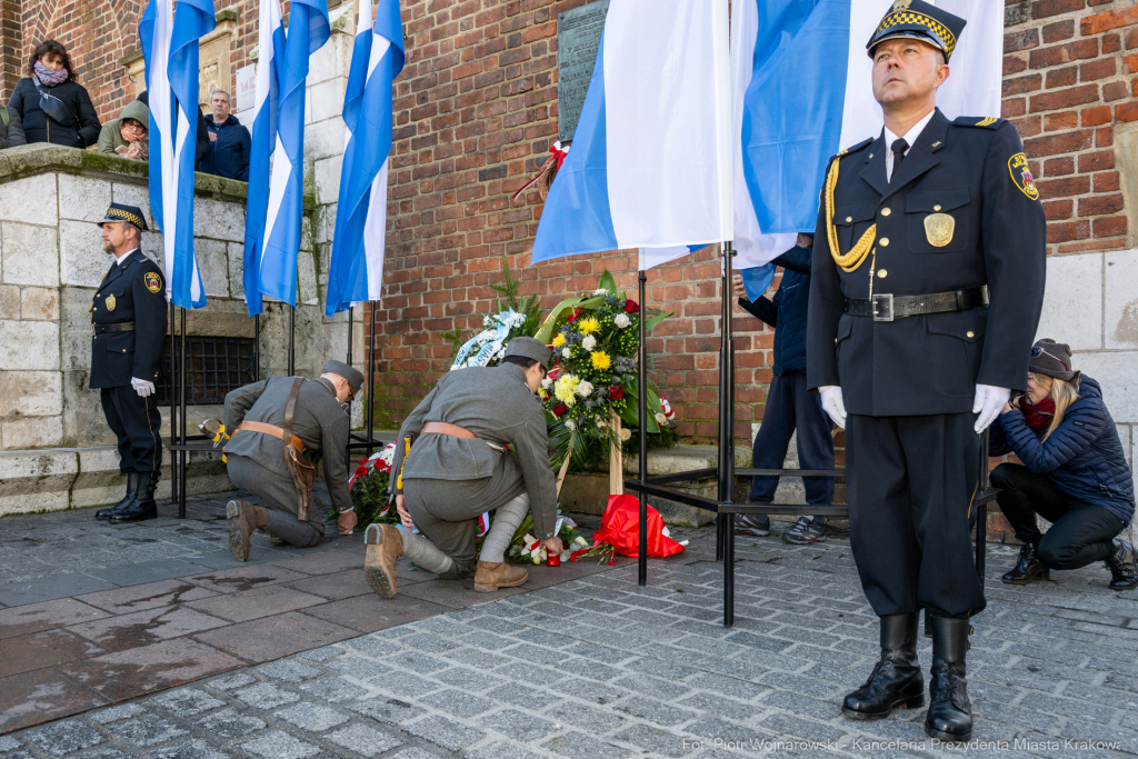 rocznica wyzwolenia, władza zaborcza, 107 lat, Kracik, Kosek, wieża ratuszowa, kwiaty, posłowie,   Autor: P. Wojnarowski
