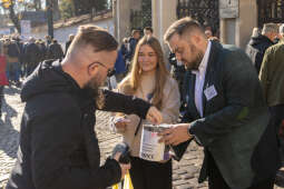 Kwesty na cmentarzach Rakowickim i Podgórskim z udziałem prezydenta Krakowa i jego zastępców